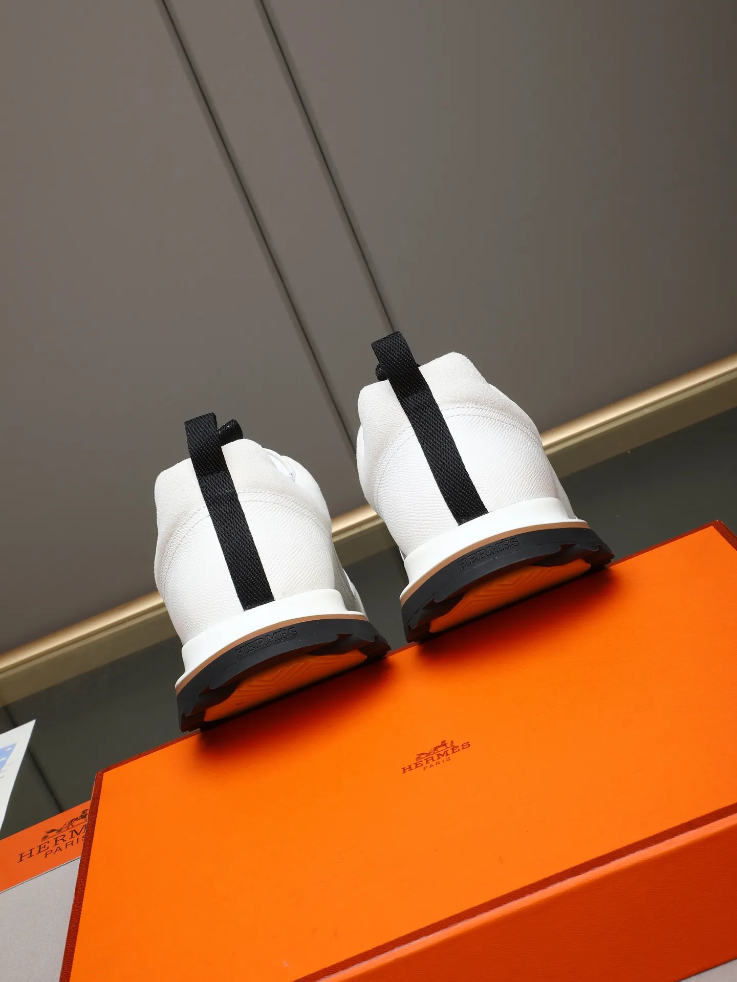 PP680【Hermes】fe new arrival~New Bouncing sneakers are the most comfortable shoes from Hermès. They are extremely light on the feet and look great. You won’t feel tired even when you go shopping and running around. 👍Very light and comfortable. Extremely light. Perfect for both sports and leisure. They feel great when you step on them! It’s up to you to choose, there’s always what you want~ ✔️Fabric: Imported first-layer cowhide ✔️Inner lining: Imported water-dyed cowhide ✔️Outsole: Seamless combination of IP+TPU (multi-color letters) German technology irradiation machine ✔️Code number: Male 38-44 (45 customized)